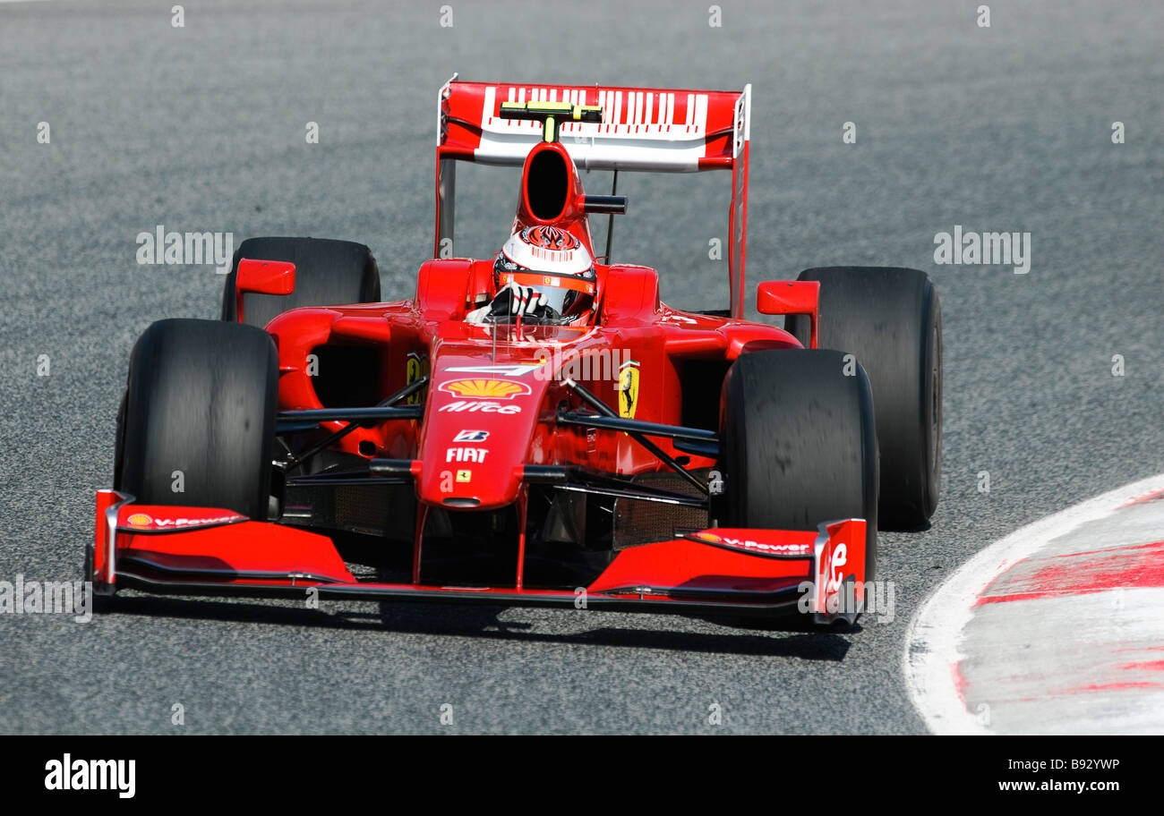 Kimi RAEIKKOENEN en el coche de carreras Ferrari F60 durante las sesiones de prueba de Fórmula Uno en marzo del 2009. Foto de stock