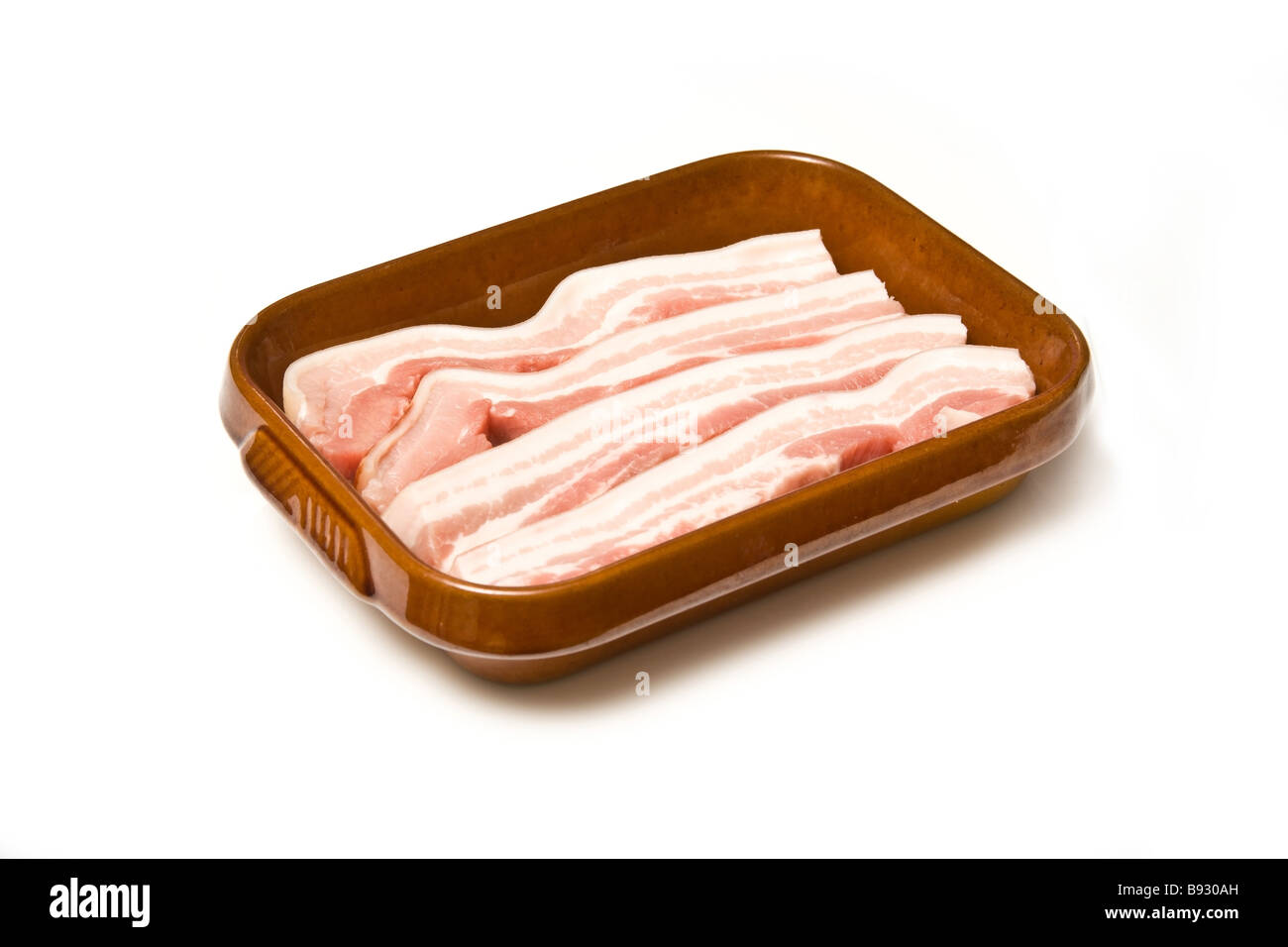 Plato de asado de cerdo con materias vientre aislado en un fondo blanco studio Foto de stock