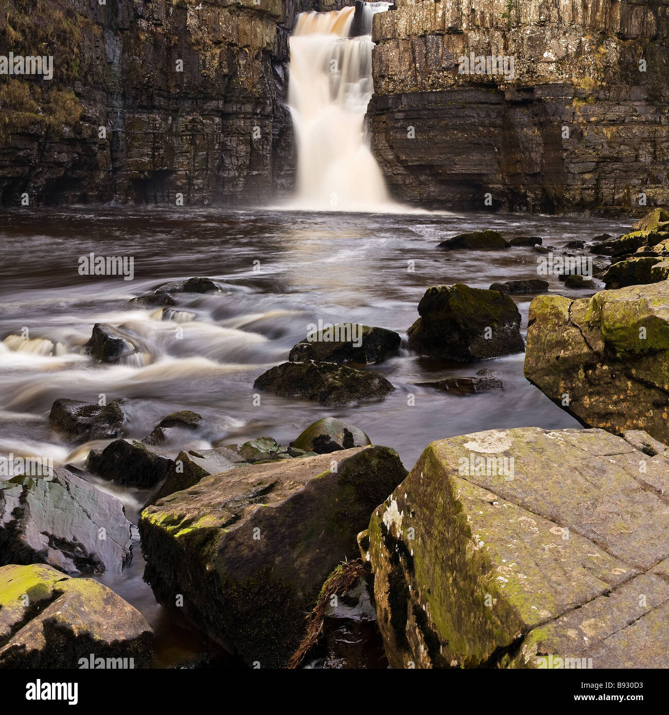 Fuerza alta cascada cerca de Middleton en Teesdale, Condado de Durham, Reino Unido - El río Tees cae espectacularmente 20m Foto de stock