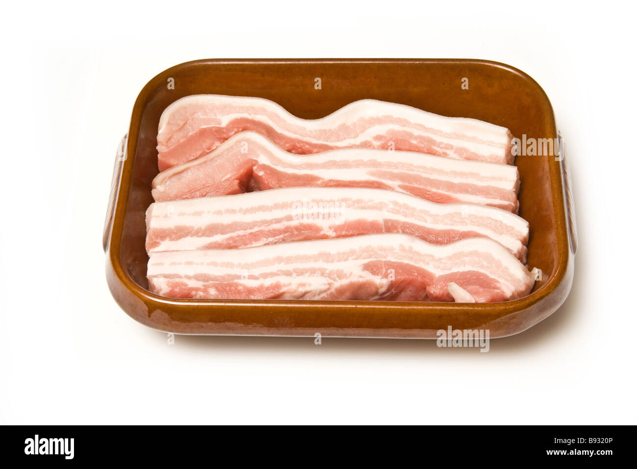 Plato de asado de cerdo con materias vientre aislado en un fondo blanco studio Foto de stock