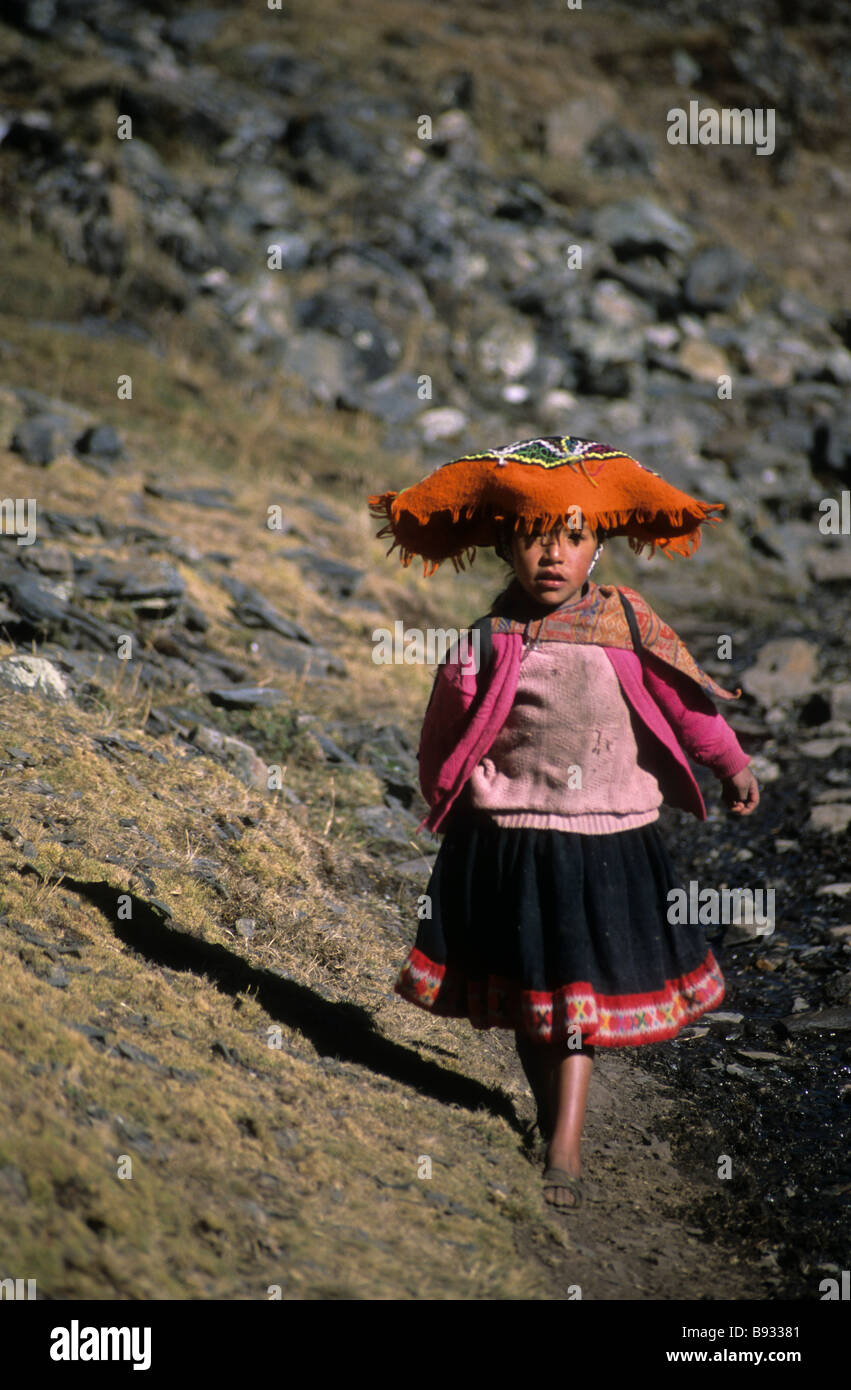 Niños en traje campesino fotografías e imágenes de alta resolución - Alamy