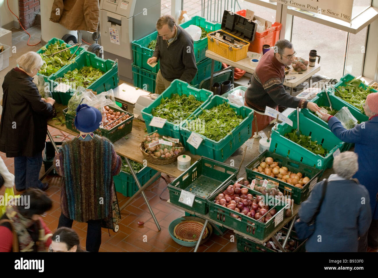 Personas comprando verduras y hortalizas en el mercado de los granjeros cada sábado del año en Troy, Nueva York Foto de stock