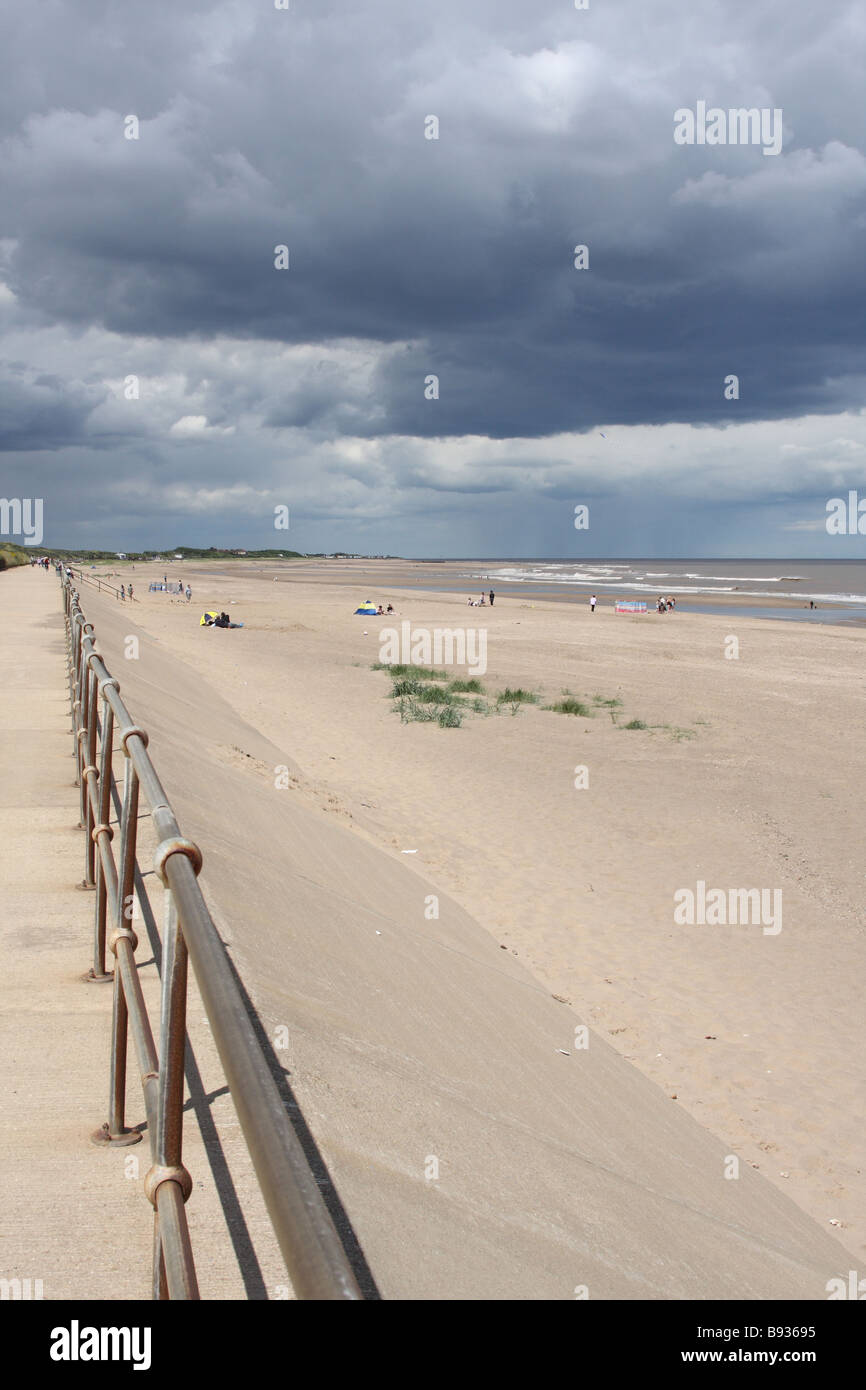 Nubes de tormenta sobre una playa en Lincolnshire, Inglaterra, Reino Unido. Foto de stock