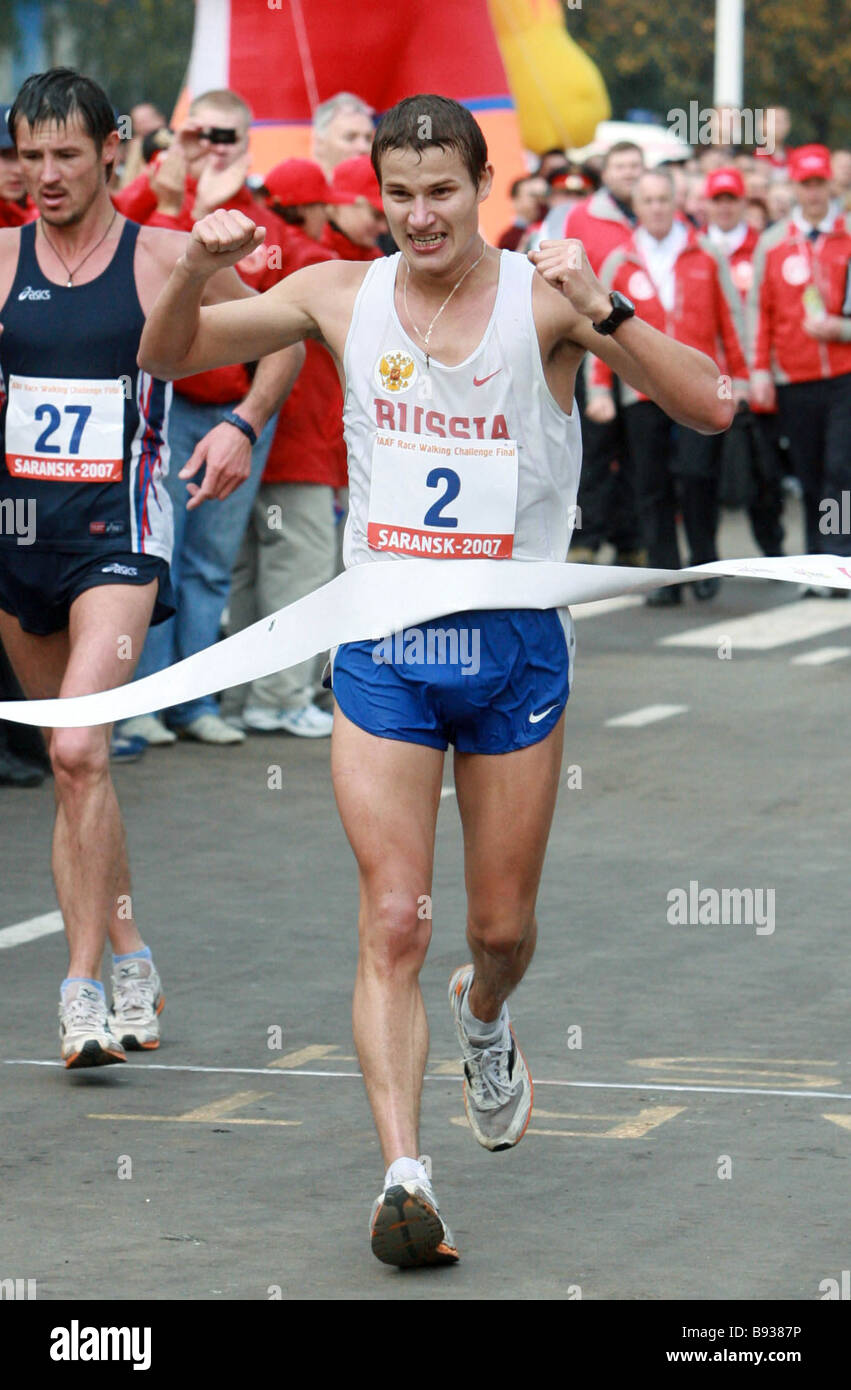 Vladimir Kanaikin plusmarquista mundial en 20 km de carrera caminando  Fotografía de stock - Alamy