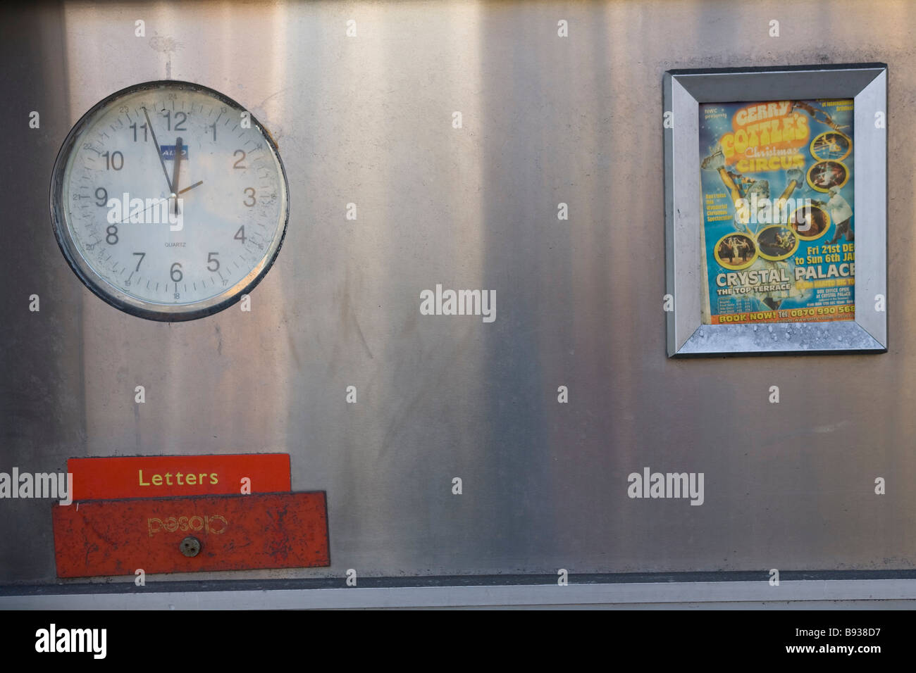 Una casilla postal selladas con un reloj encima y un cartel de publicidad de Gerry Cottles Circus Foto de stock