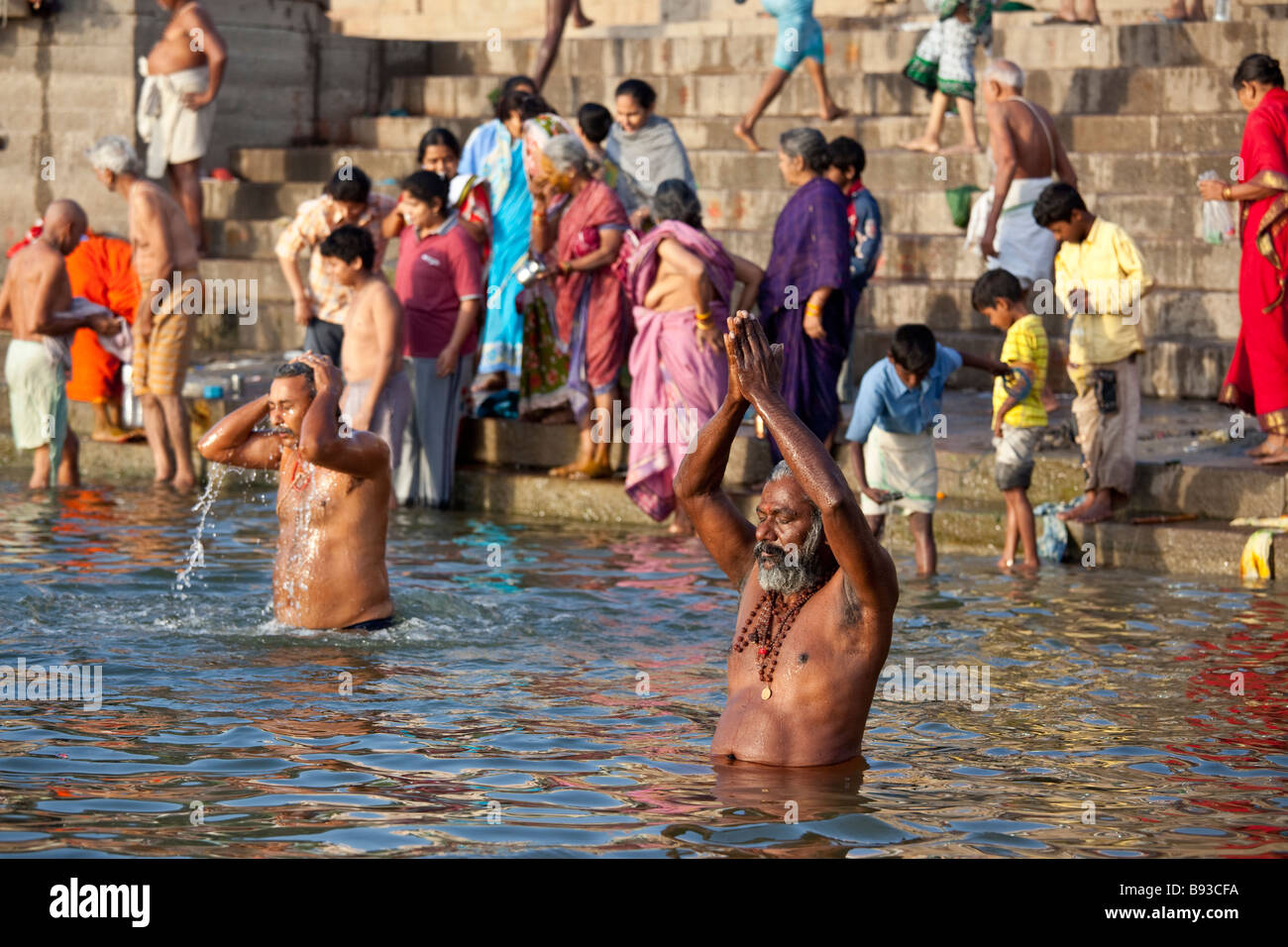 Bañarse En El Río Ganges En Varanasi India Fotografía De Stock Alamy 