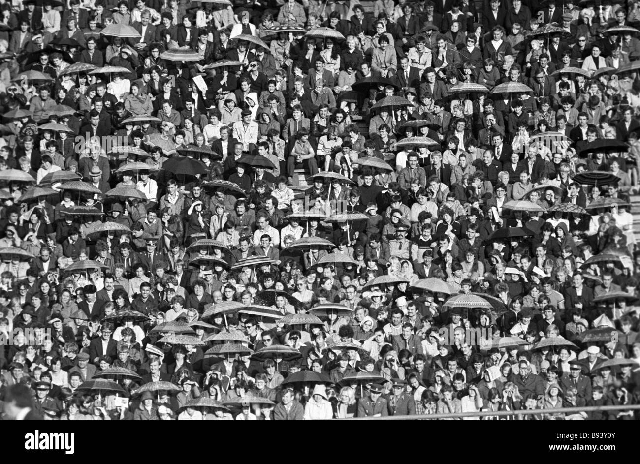 Los espectadores en un estadio Foto de stock