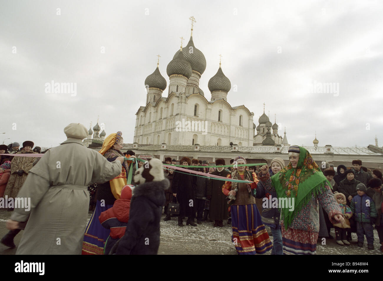 Fiestas populares en la Plaza de la Catedral del Kremlin de Rostov Foto de stock