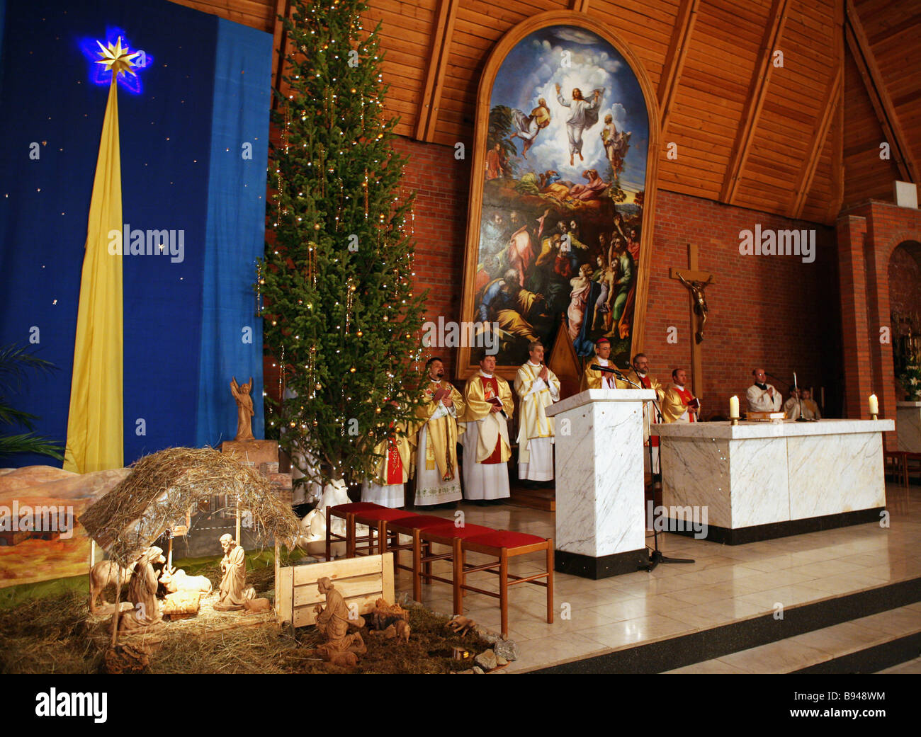Misa de Navidad en la transfiguración de Cristo, Iglesia Católica en  Novosibirsk Fotografía de stock - Alamy