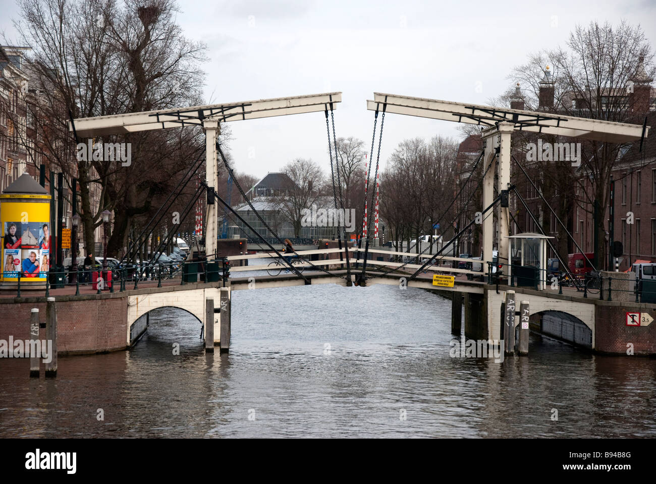 Doble hoja puente levadizo típico holandés Amsterdam Foto de stock