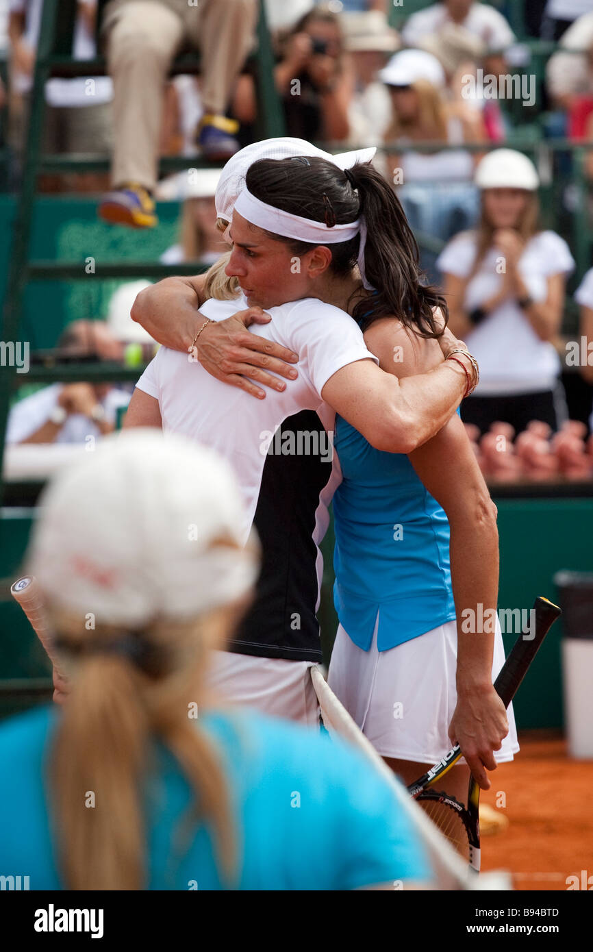 Gabriela Sabatini y Martina Navratilova abrazándose entre sí después de jugar un partido de tenis para recaudar fondos en Buenos Aires. Foto de stock
