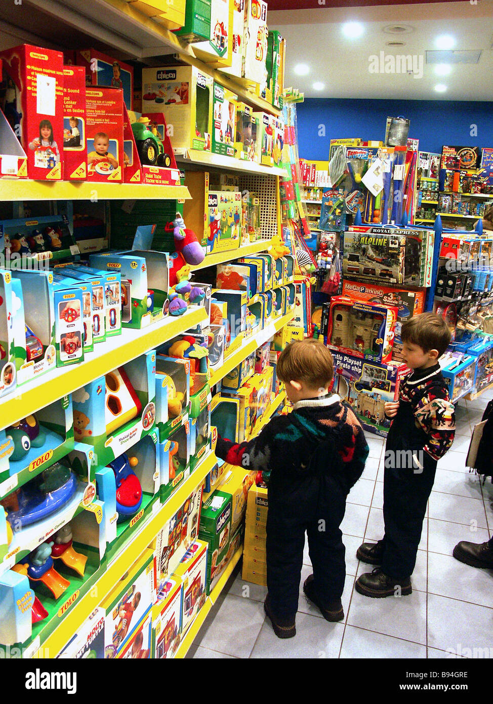 Poco clientes seleccionando los juguetes en el desarrollo de juegos y  tienda de literatura Centro Comercial zona residencial Otradnoye Moscú  Fotografía de stock - Alamy