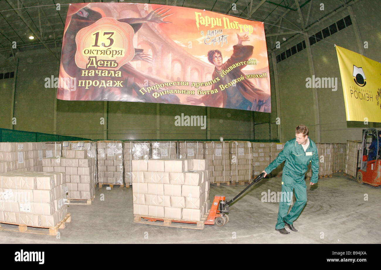Entrega de 1 8 millones de copias del libro de Harry Potter y el regalo de la muerte la séptima novela de la serie de depositario a Foto de stock