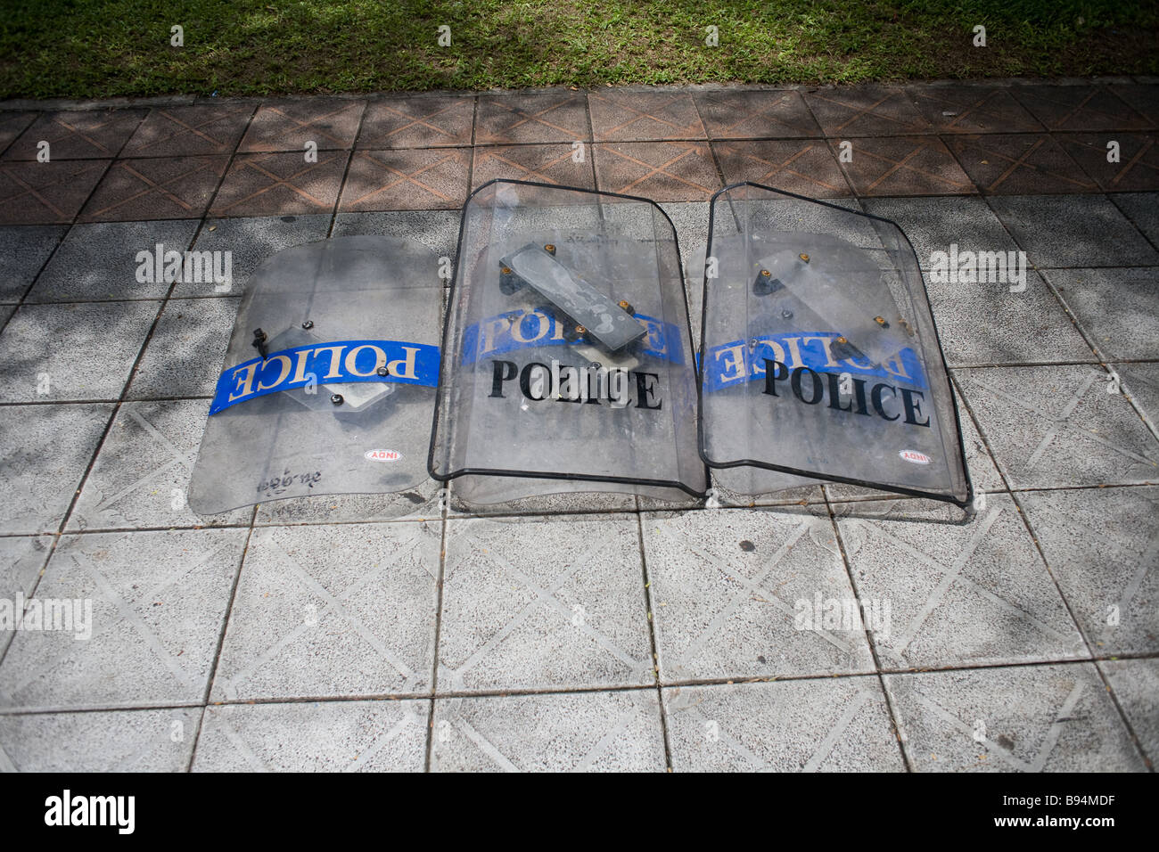 Escudos antidisturbios de la policía tailandesa yacían en el suelo Foto de stock