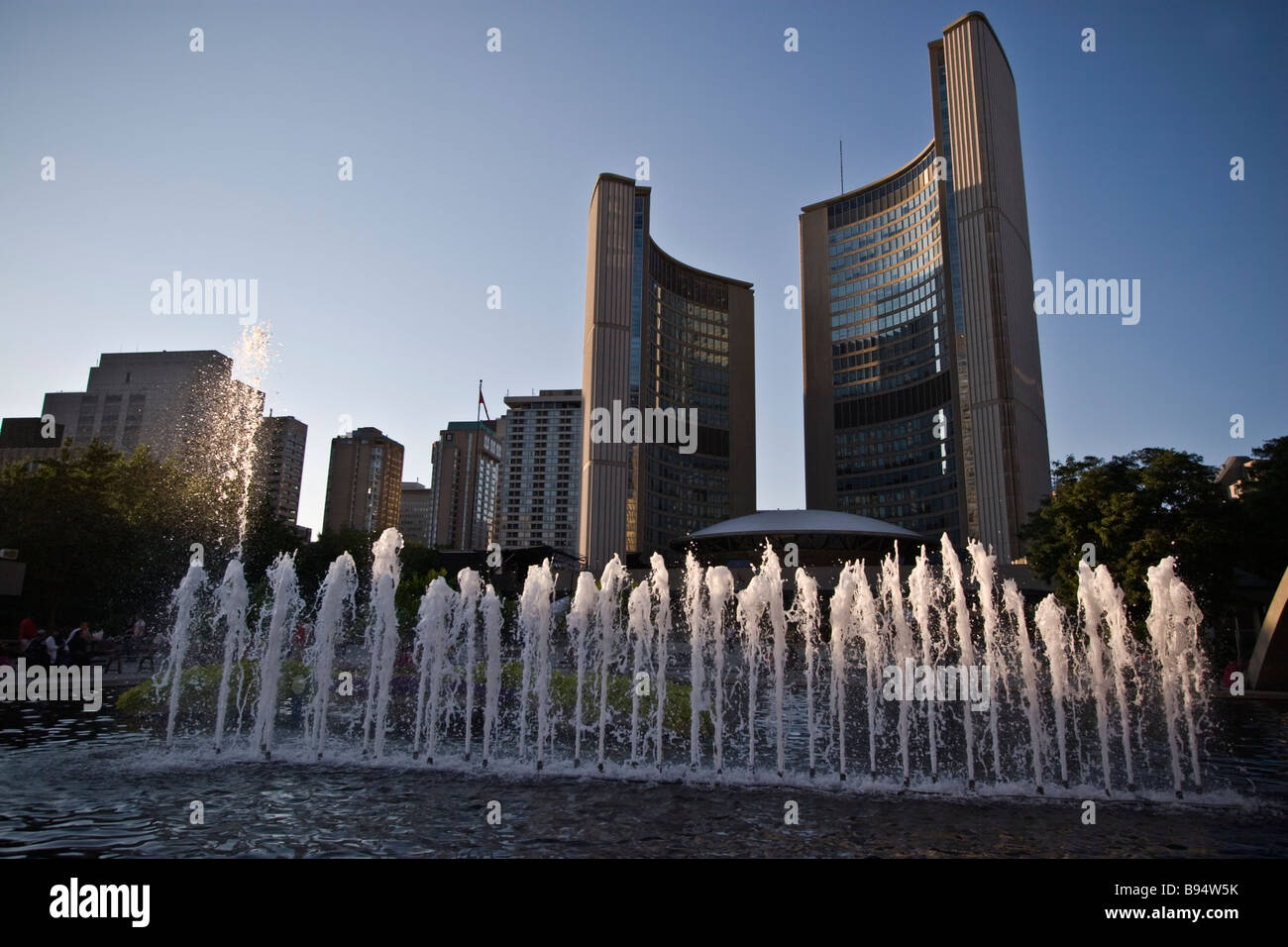 Fuente chorros delante del ayuntamiento de la ciudad de Toronto, Canadá Foto de stock