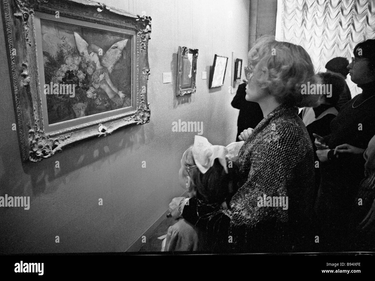 Un visitante de la exposición de la Armand Hammer colección privada de pinturas El Angel Azul de Marc Chagall Foto de stock