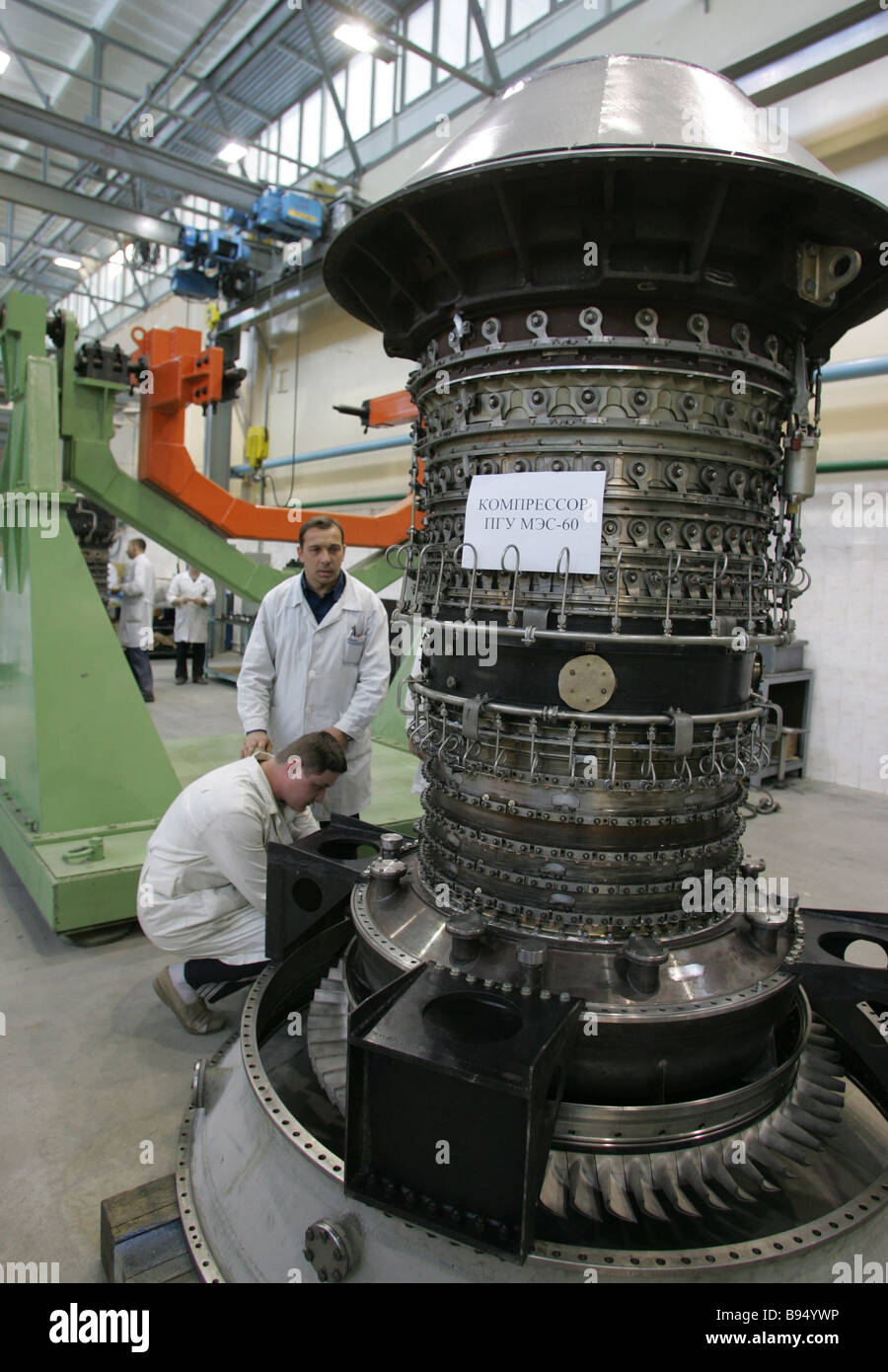 La producción de un motor de turbina de gas la estación generadora de  electricidad en el edificio de la máquina de "Salyut" Asociación de  Producción Fotografía de stock - Alamy