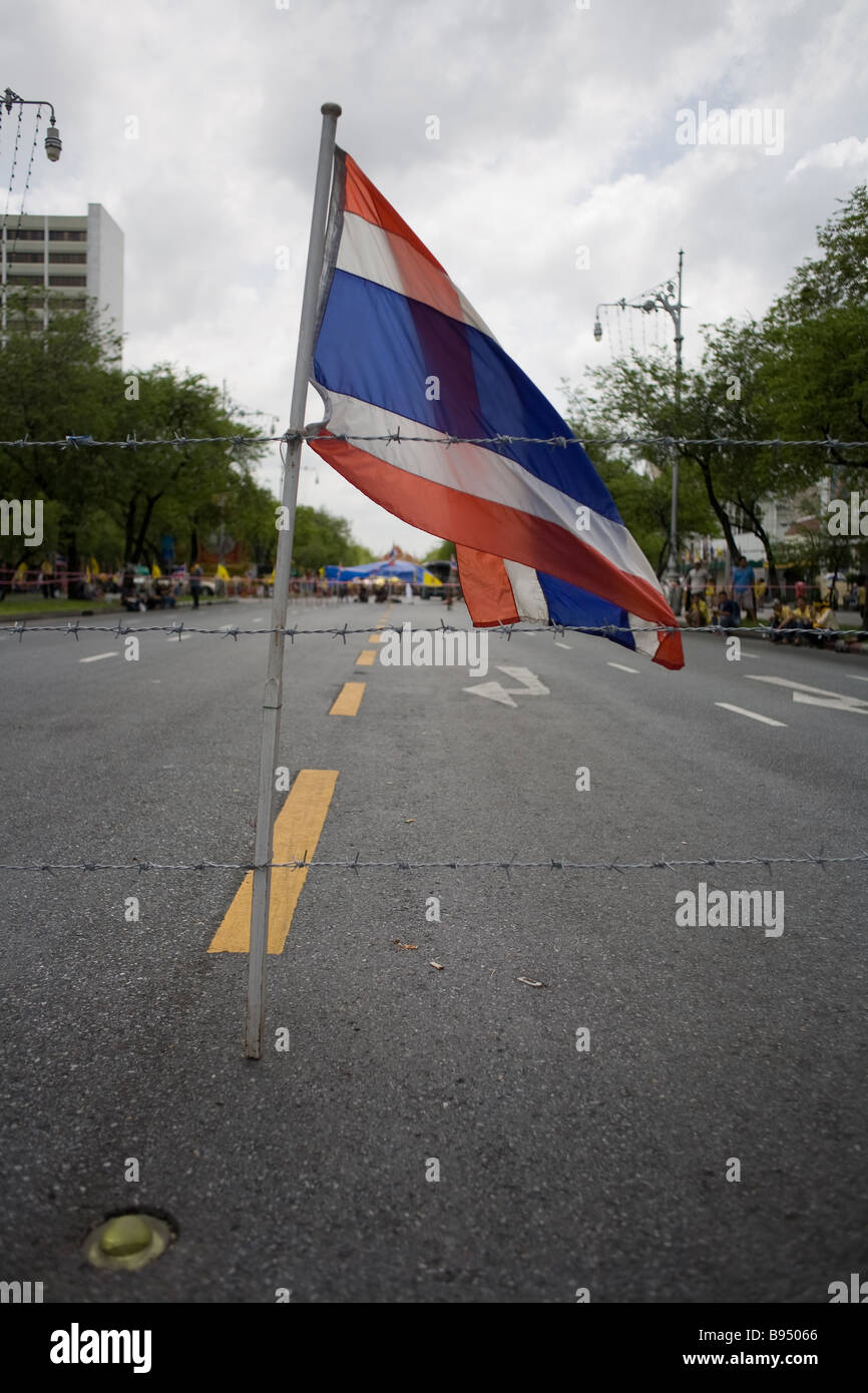 Una bandera tailandesa es partidario por alambre desnudo bired Foto de stock