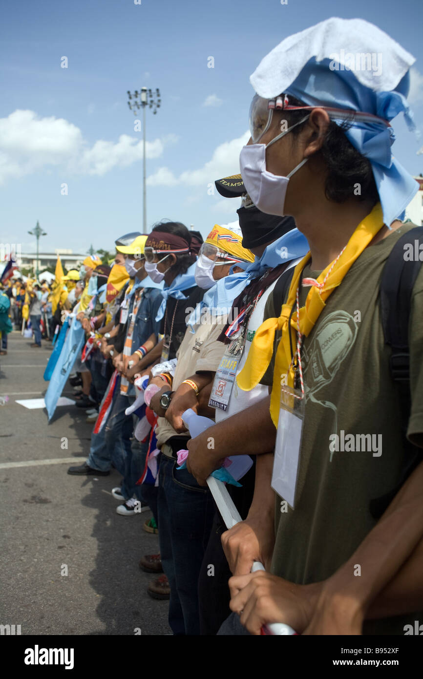 Los manifestantes PAD mantenga su línea contra la policía tailandesa Foto de stock