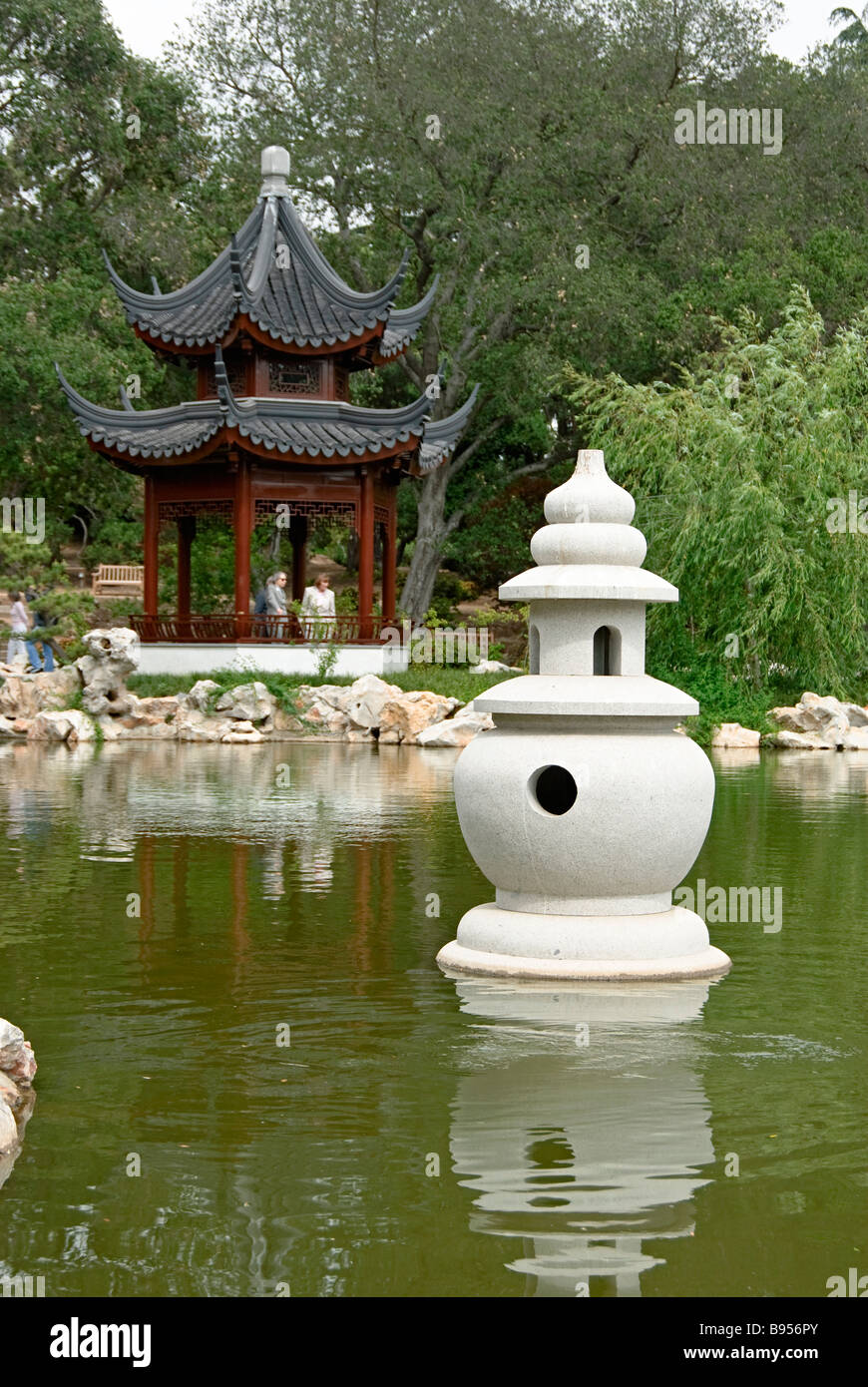 Linterna de jardín de piedra china fotografías e imágenes de alta  resolución - Alamy