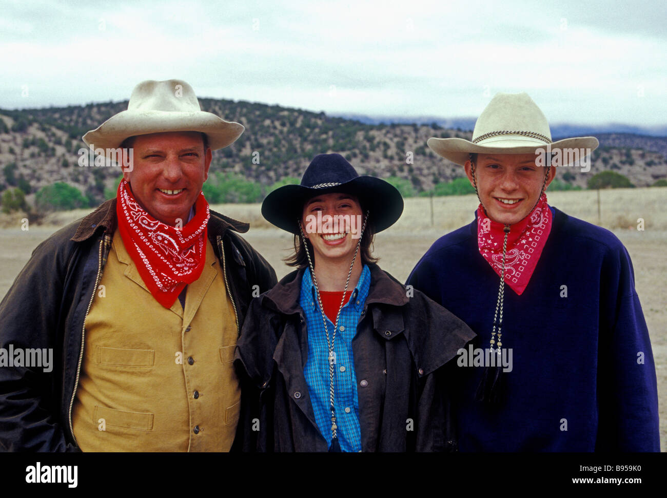 3 tres personas, padre, hijo, hija, hermano, hermana de chico chica cowboy  cowgirl Lincoln Nuevo México, Estados Unidos de Norteamérica Fotografía de  stock - Alamy