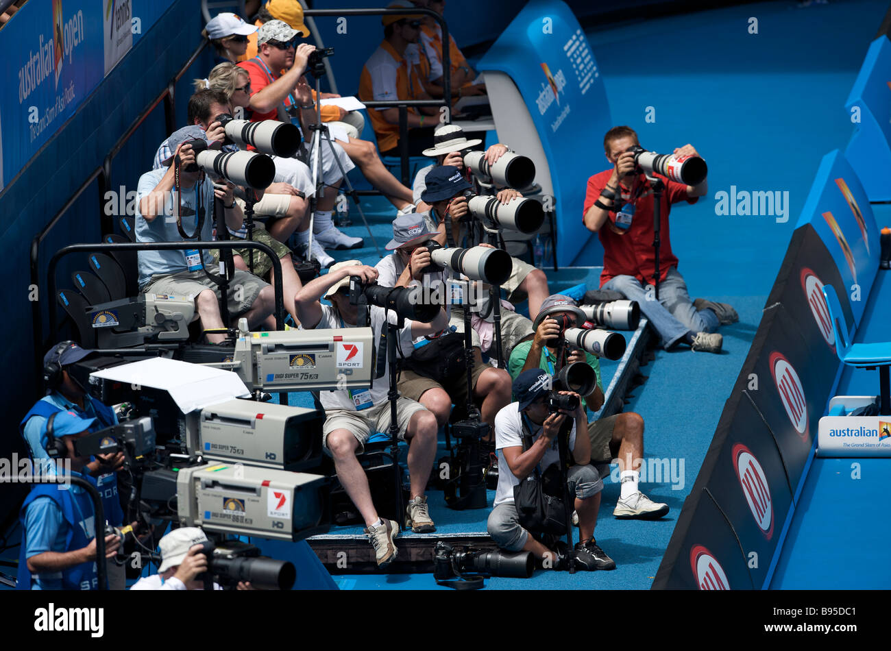 Los fotógrafos profesionales que trabajan con equipos Nikon y Canon durante el Abierto de Australia 2009 Grand Slam en Melbourne. Foto de stock