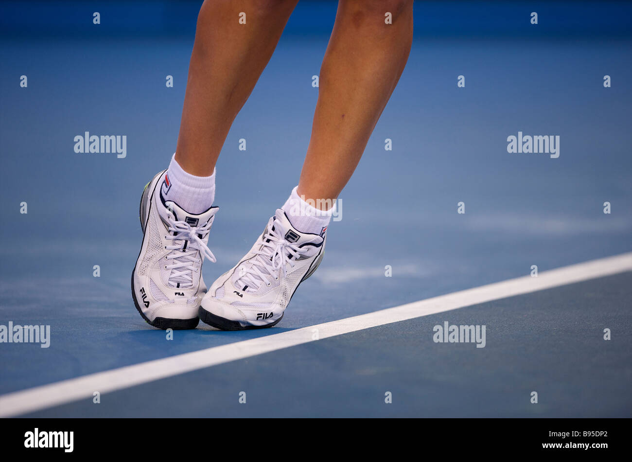 Un jugador de tenis femenino sirve durante el Abierto de Australia 2009 Grand Slam en Melbourne. Foto de stock