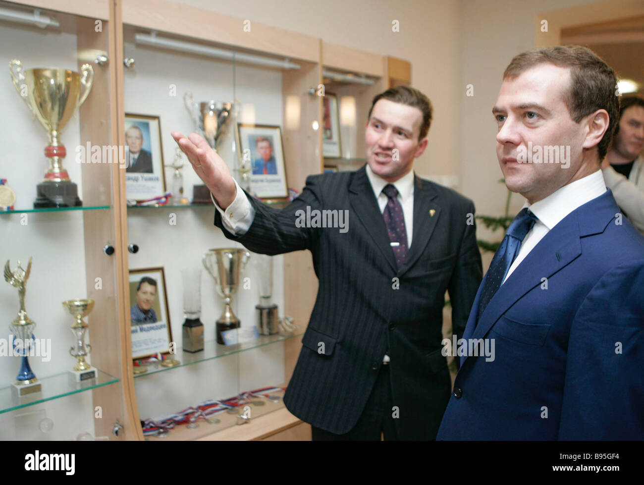 De izquierda a derecha, Jefe Maestro de la escuela Izhevsk y Biathlon campeón del mundo y ganador de los Juegos Olímpicos Aleksey Foto de stock