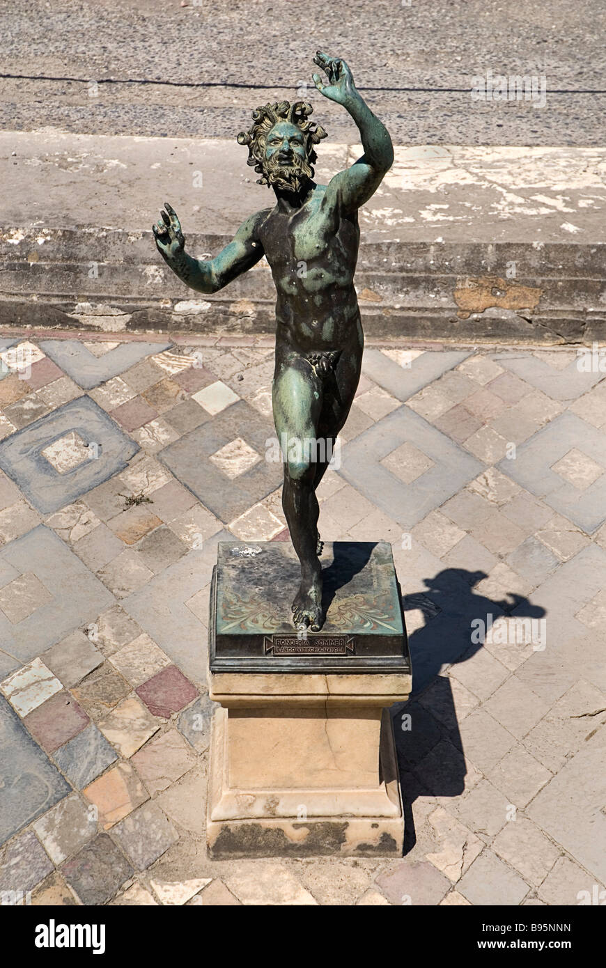 Italia, Campania, Nápoles, Pompeya, la estatua en bronce de fauno bailando en el centro de implurium en el atrio de la Casa del Fauno. Foto de stock
