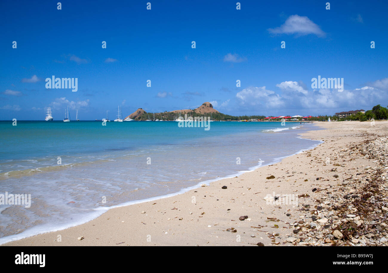 WEST INDIES Caribe Santa Lucía Gros Islet Pigeon Island visto desde una playa cercana en causeway yates anclados en la bahía de Rodney, Foto de stock