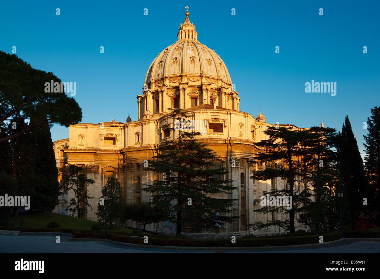 El ábside de la catedral de San Pedro en Roma al atardecer Foto de stock
