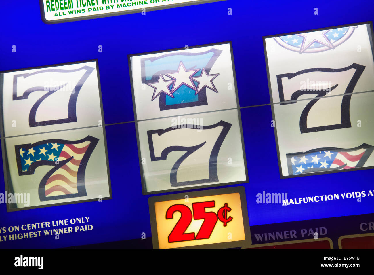 Las Vegas, Nevada, EE.UU. Detalle de la máquina de ranura marca mostrando afortunado número siete y 25 centavos para jugar. Foto de stock
