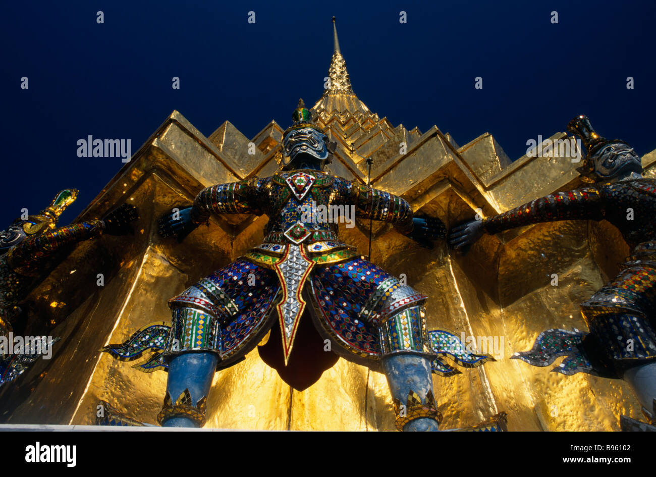Sudeste Asiático Tailandia Bangkok Grand Palace estatua demoníaca en la base de una aguja dorada o prang. Foto de stock