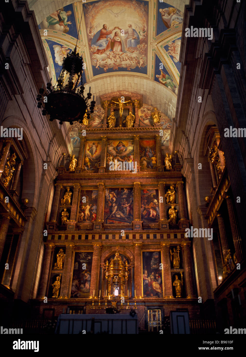 Estado de Madrid ESPAÑA El Escorial Palacio de San Lorenzo de El Escorial altar en la iglesia de monasterio creado por el rey Felipe II Foto de stock