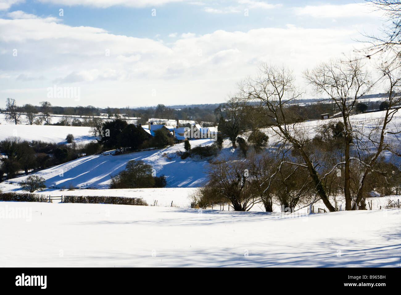 Nieve en invierno Nutbeam granja cerca de la aldea de Cotswold Duntisbourne Leer, Gloucestershire Foto de stock