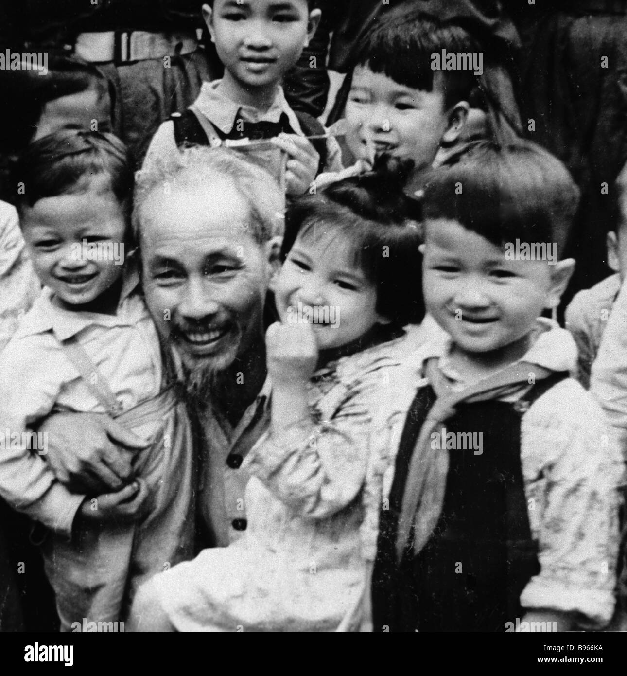 Ho Chi Minh, Presidente del Comité Central del Partido de los Trabajadores  de Vietnam centro con niños Fotografía de stock - Alamy