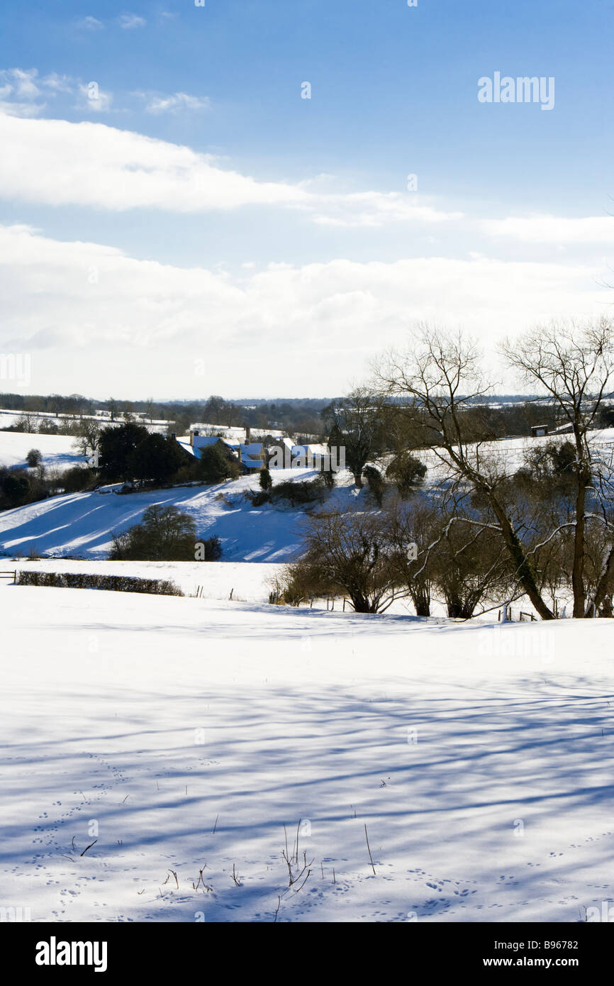 Nieve en invierno Nutbeam granja cerca de la aldea de Cotswold Duntisbourne Leer, Gloucestershire Foto de stock