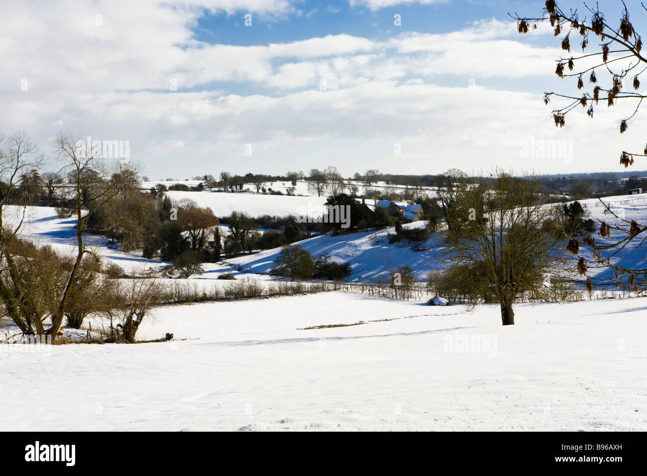 Nieve en invierno Nutbeam granja cerca de la aldea de Cotswold Duntisbourne Leer, Gloucestershire Foto de stock