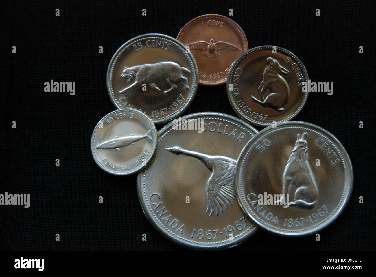 Un conjunto completo de 1967 monedas canadienses en conmemoración de los cien años de la firma de la Confederación en 1867 Foto de stock