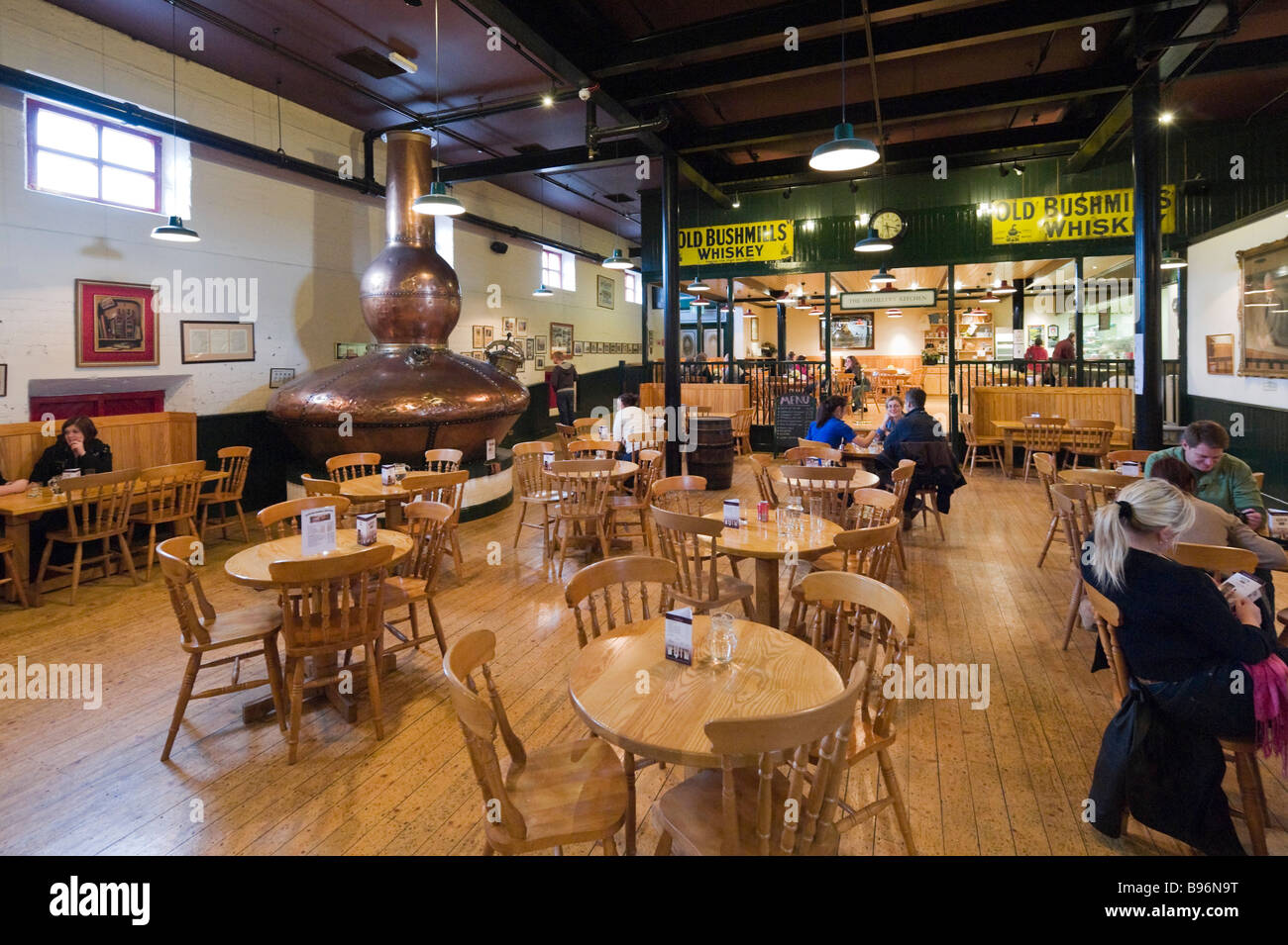 Bar y cafetería en el Old Bushmills Distillery, Bushmills, Condado de Antrim, Irlanda del Norte Foto de stock