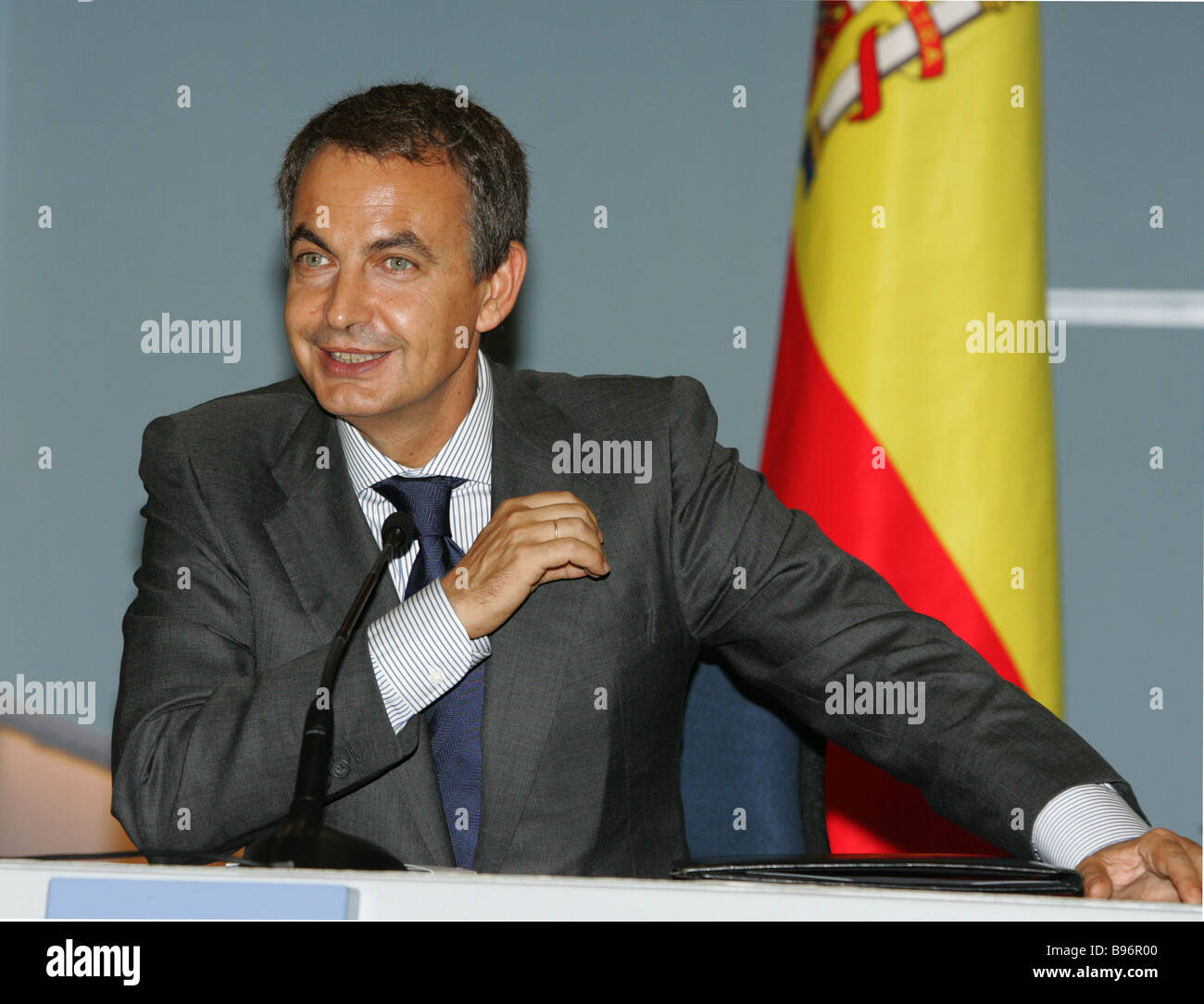 El Primer Ministro español, José Luis Rodríguez Zapatero, dirigiéndose a  una conferencia de prensa en la Bocharov Ruchei presidencial rusa  Fotografía de stock - Alamy