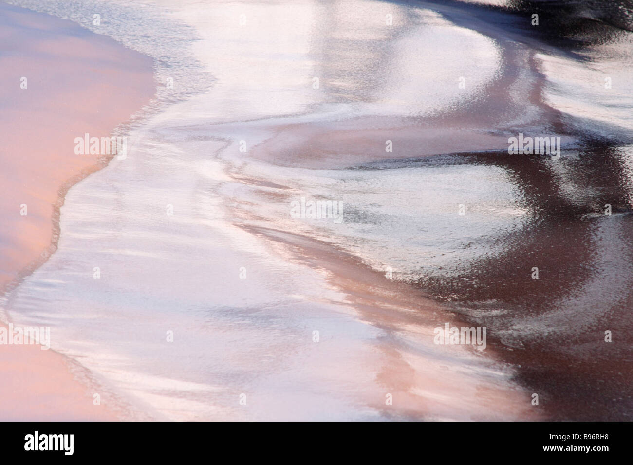 Abstracto. Río de hielo que refleja los árboles y el cielo al anochecer. Foto de stock