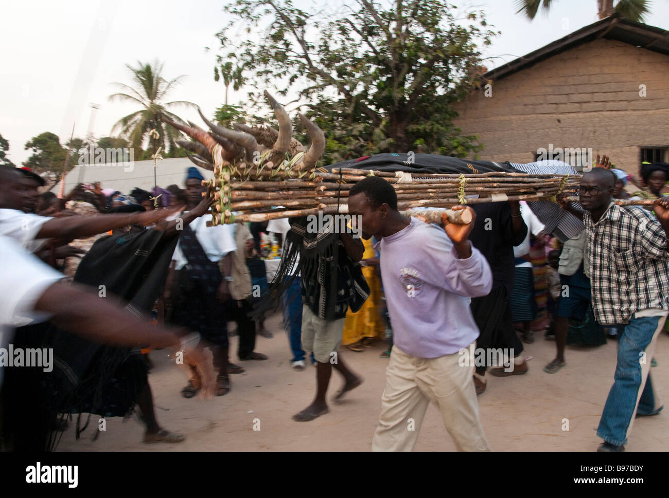 África occidental Senegal Casamance Oussouye tradicional ceremonia fúnebre Foto de stock