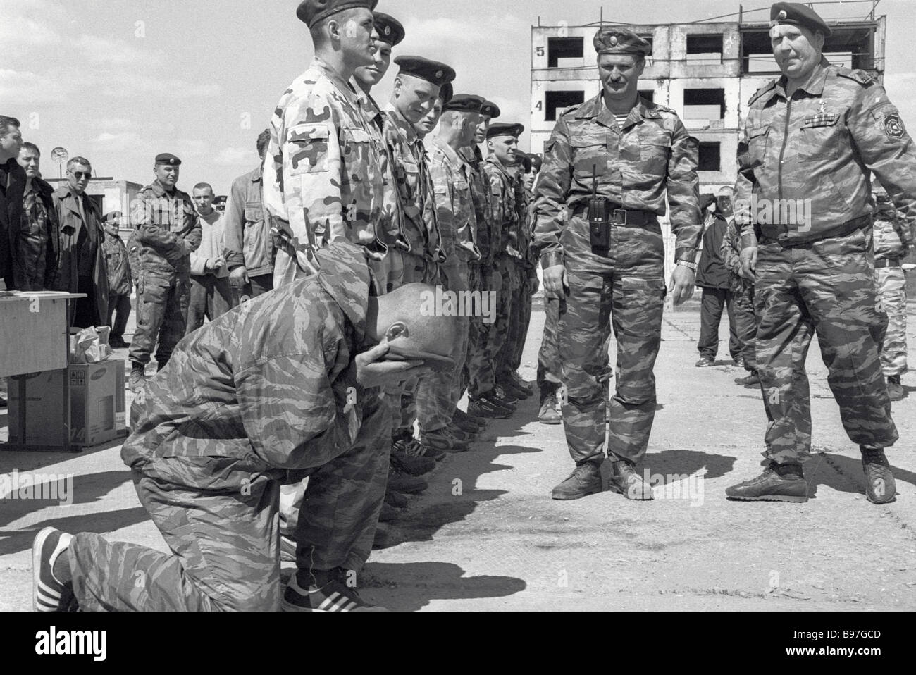 Los ganadores de las pruebas de boina púrpura obtenga sus boinas púrpura  división operacional separada de las tropas del Ministerio del Interior  ruso Fotografía de stock - Alamy