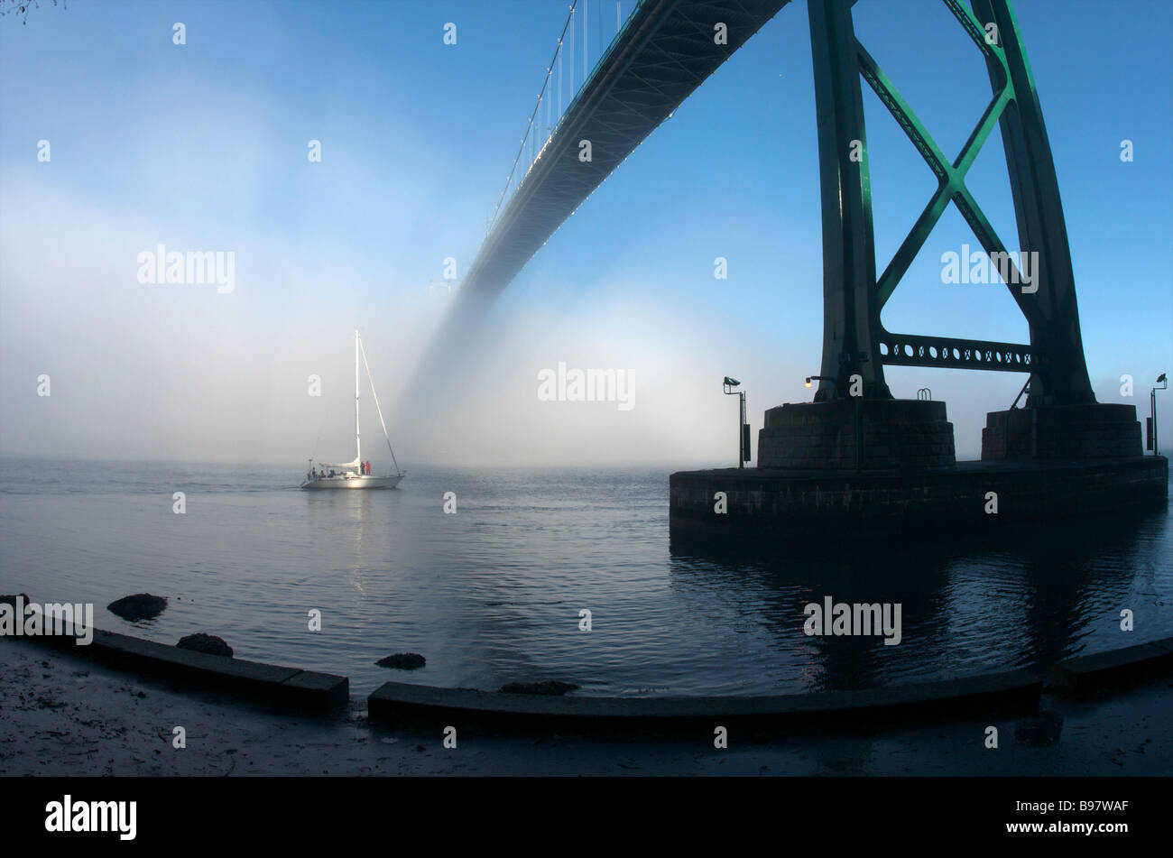 Velero pasando bajo el puente Loinsgate en niebla Foto de stock