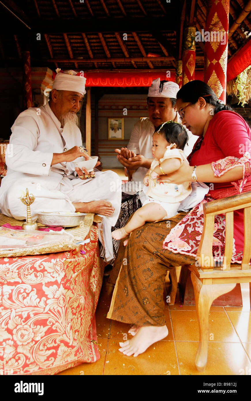 La celebración y el ritual de la Bendición cuando el bebé tiene 3 meses de  edad (105 días) calendario balinés Ubud, Bali, Indonesia Fotografía de  stock - Alamy