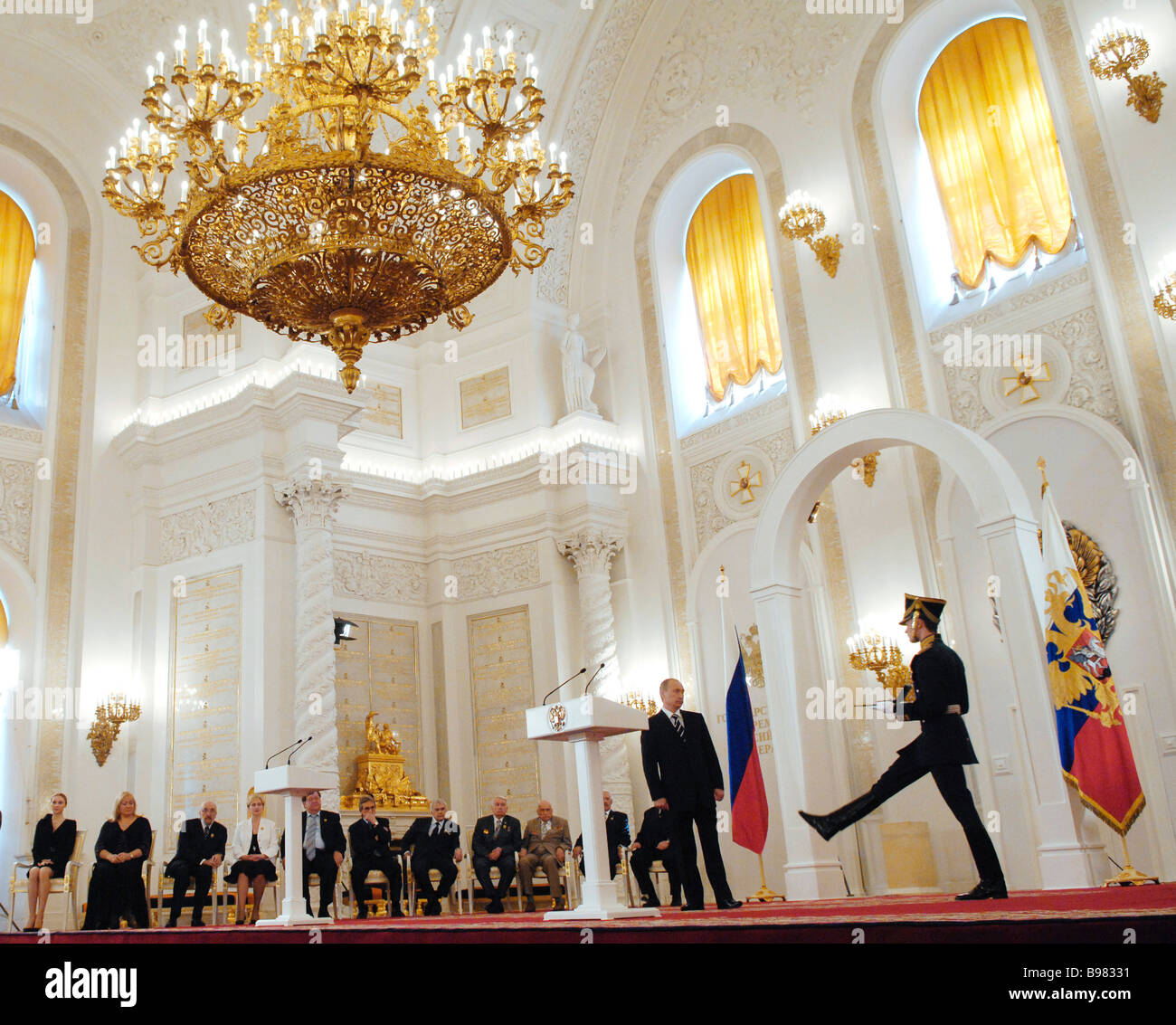 La ceremonia oficial de presentación de 2006 premios estatales en el St George Hall del Gran Palacio del Kremlin Foto de stock