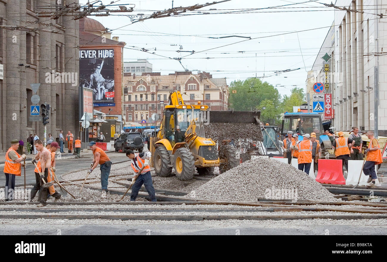 Trabajos de mantenimiento vial en las calles de San Petersburgo Foto de stock