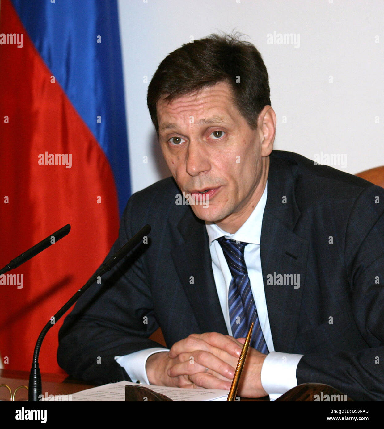 El Viceprimer Ministro Alexander Zhukov en una reunión sobre los problemas sociales en la Casa de Gobierno Foto de stock