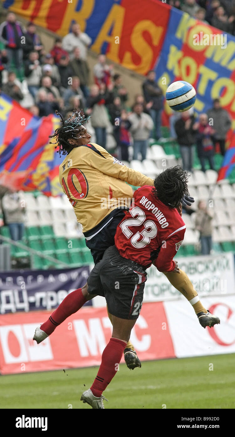 De izquierda a derecha Jo jugador de fútbol del CSKA e Isaac Okoronkwo  jugador de fútbol con el equipo de fútbol de Moskva durante Fotografía de  stock - Alamy